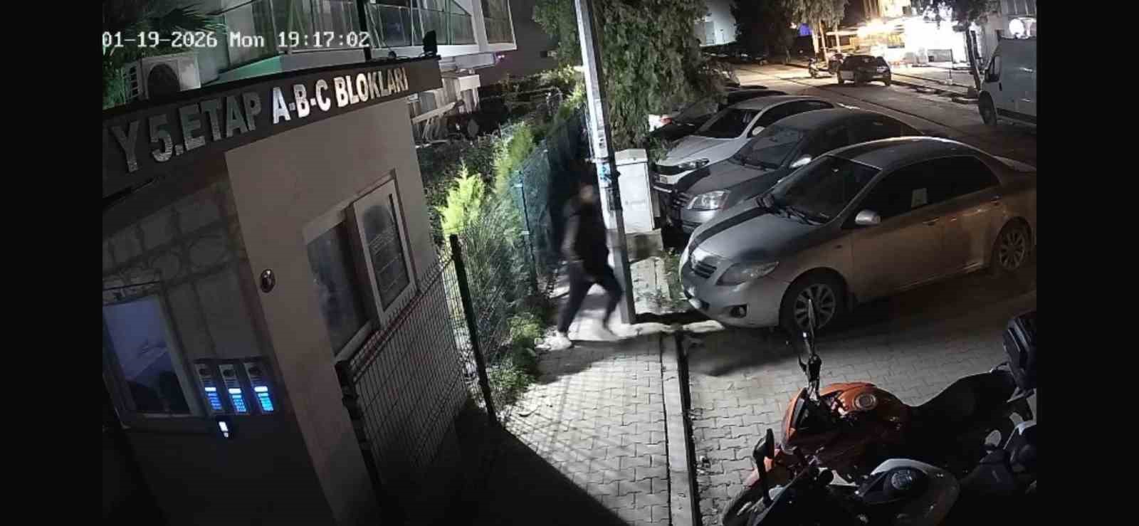 İzmir’de saplantılı eski sevgili cinayeti: Adresini değiştirdi yine kurtulamadı
