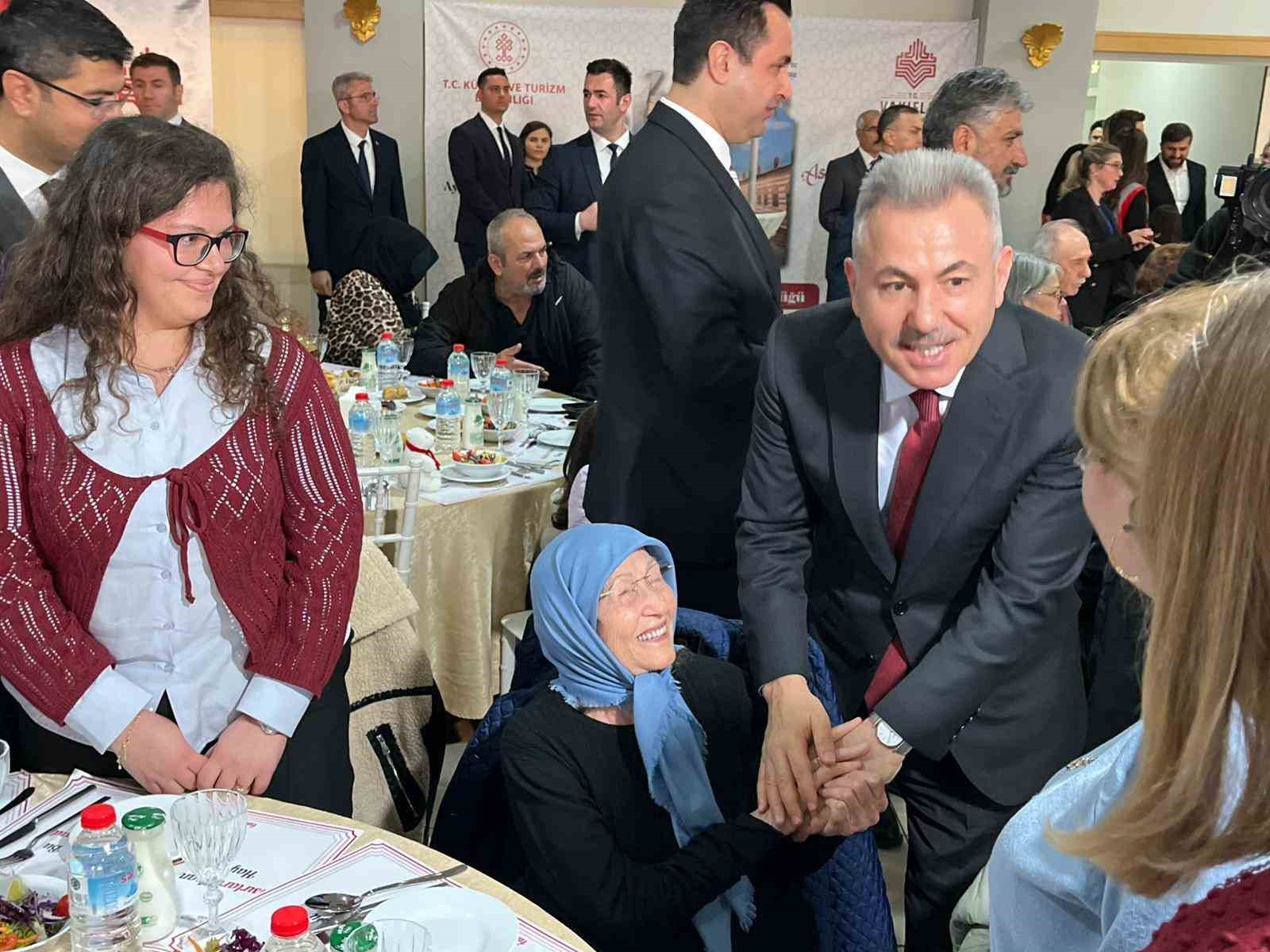 İzmir’de şehit yakınları ve gaziler ‘Büyük Aile Sofrası’nda buluştu
