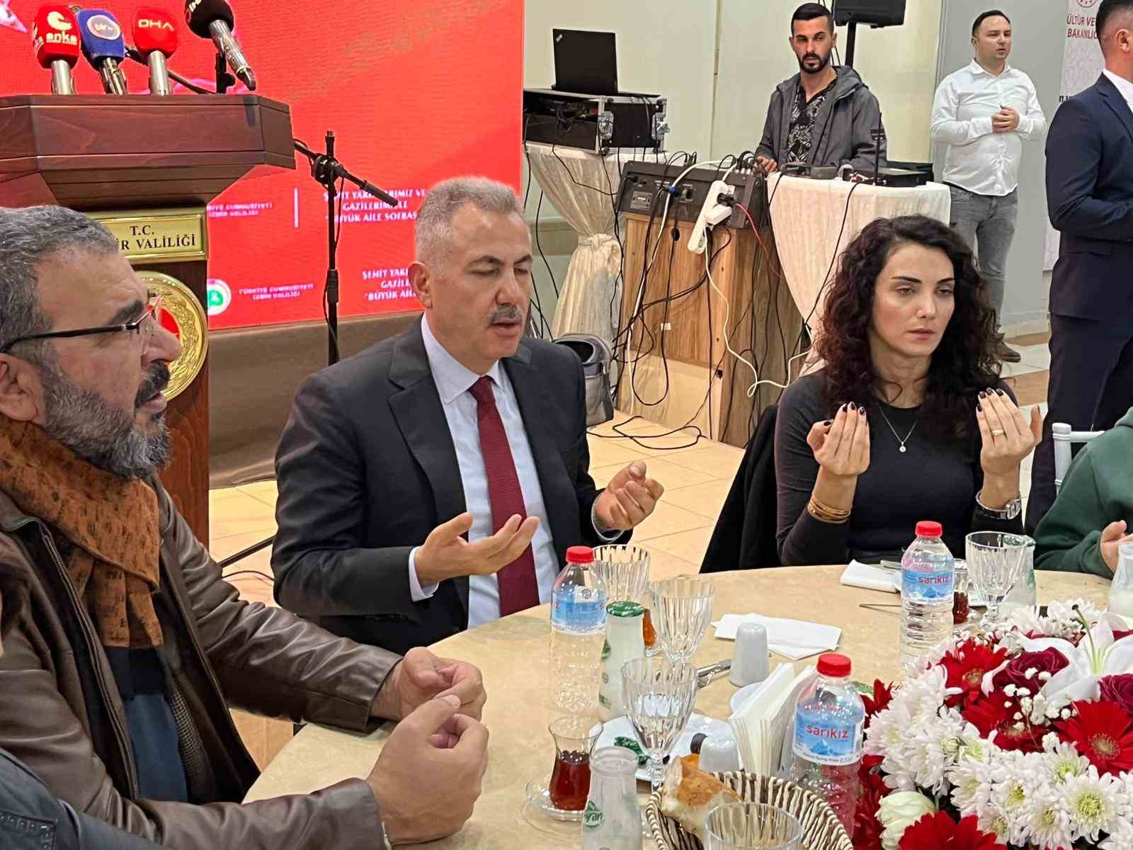 İzmir’de şehit yakınları ve gaziler ‘Büyük Aile Sofrası’nda buluştu
