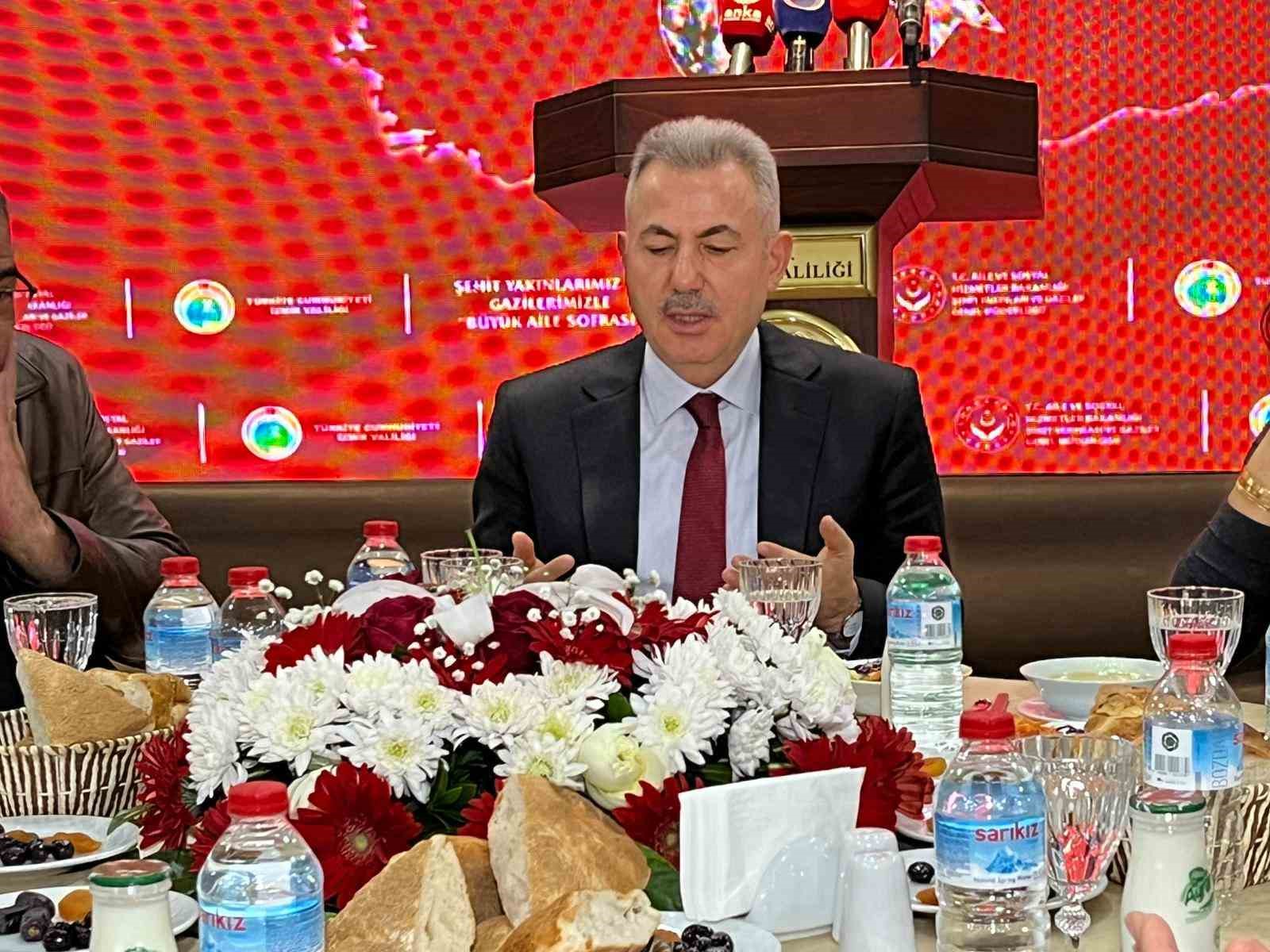 İzmir’de şehit yakınları ve gaziler ‘Büyük Aile Sofrası’nda buluştu
