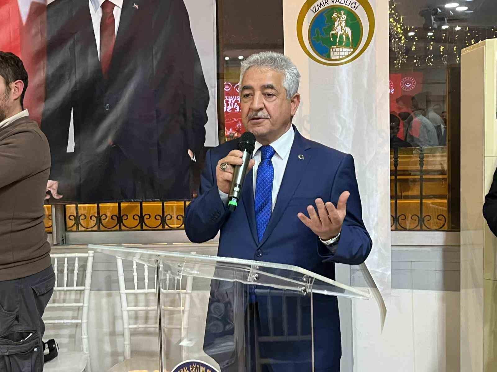 İzmir’de şehit yakınları ve gaziler ‘Büyük Aile Sofrası’nda buluştu
