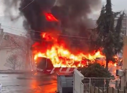 İzmir’de seyir halindeki ESHOT otobüsü alev alev yandı
