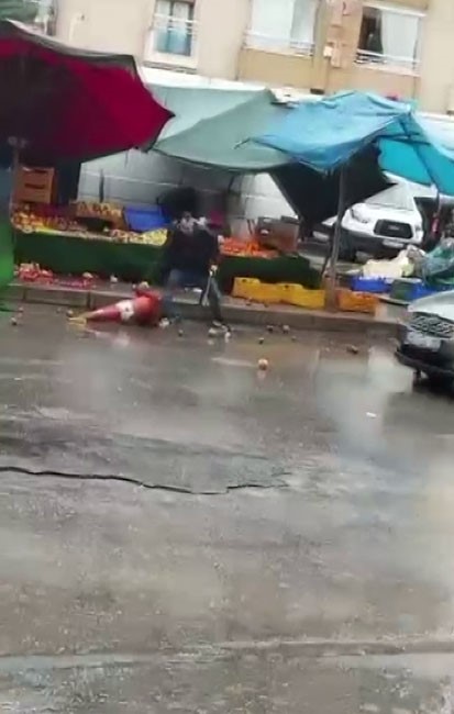 İzmir’de sinir krizi geçiren manav ortalığı birbirine kattı
İzmir’de sinir krizi geçiren manav ortalığı birbirine kattı