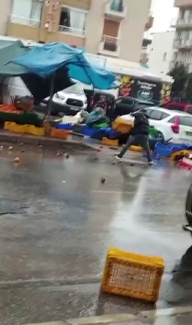 İzmir’de sinir krizi geçiren manav ortalığı birbirine kattı
İzmir’de sinir krizi geçiren manav ortalığı birbirine kattı