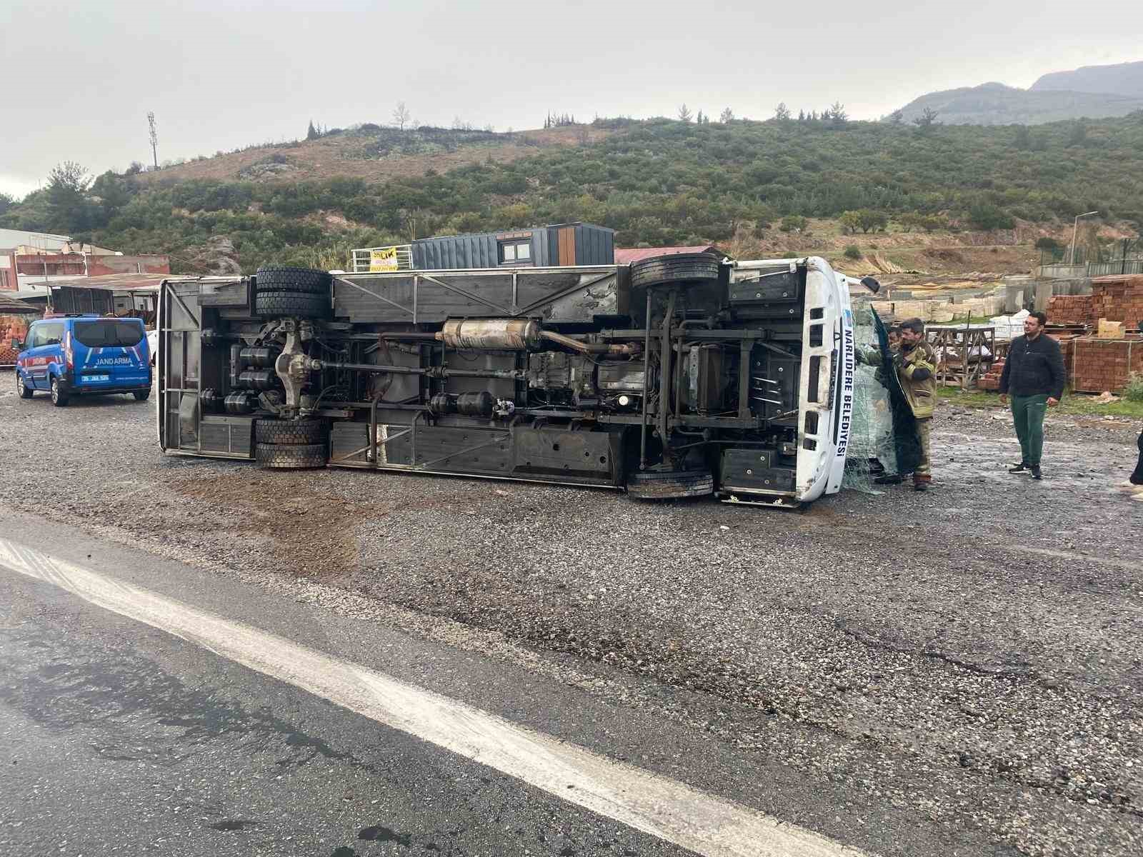 İzmir’de sporcuları taşıyan otobüs devrildi: 4 yaralı
