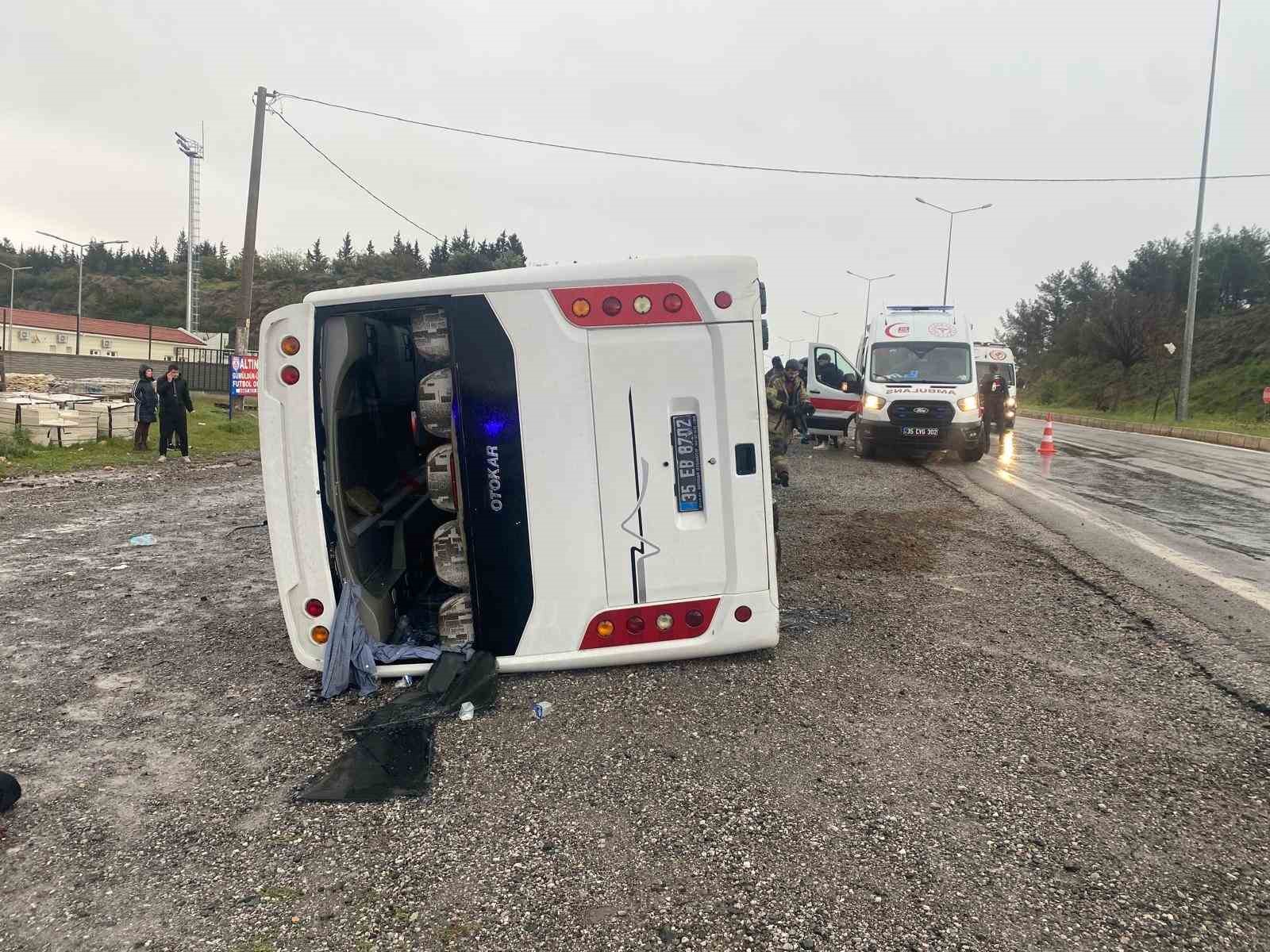 İzmir’de sporcuları taşıyan otobüs devrildi: 4 yaralı
