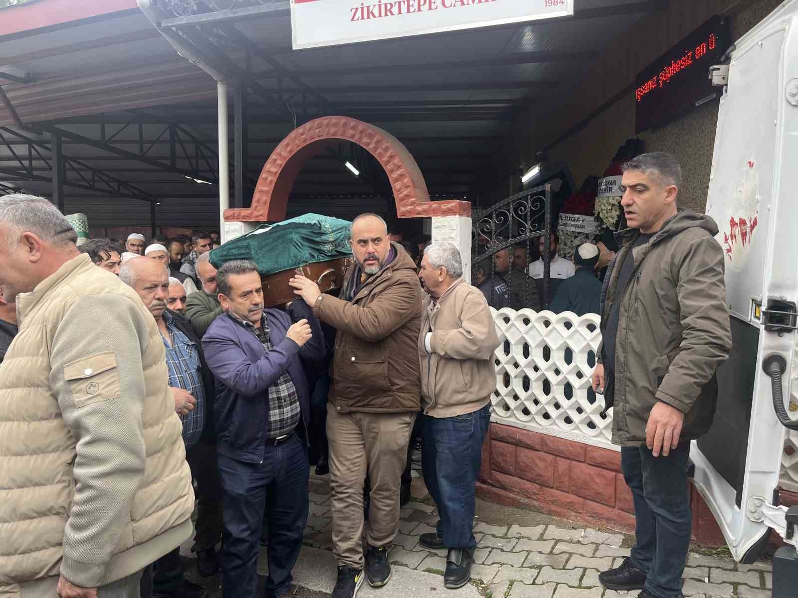 İzmir’de su dolu alt geçitte hayatını kaybeden sürücü son yolculuğuna uğurlandı
