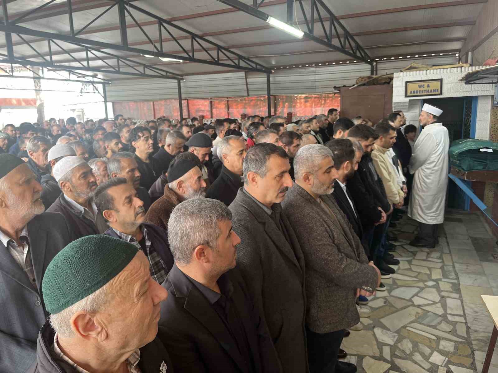 İzmir’de su dolu alt geçitte hayatını kaybeden sürücü son yolculuğuna uğurlandı
