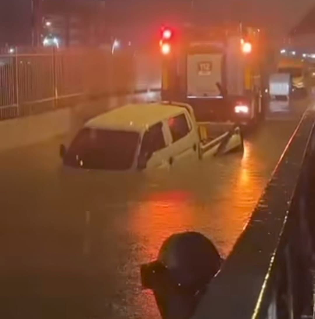İzmir’de su dolu alt geçitte hayatını kaybeden sürücü son yolculuğuna uğurlandı
