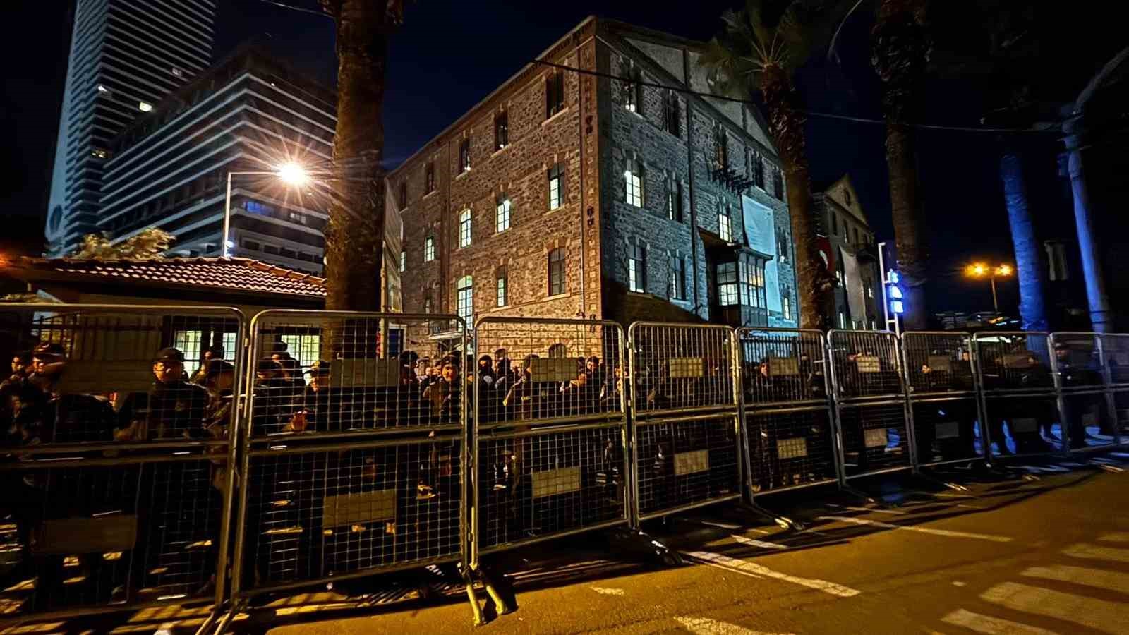 İzmir’de tartışmalı ’Meslek Fabrikası’ demir bariyerle çevrildi
