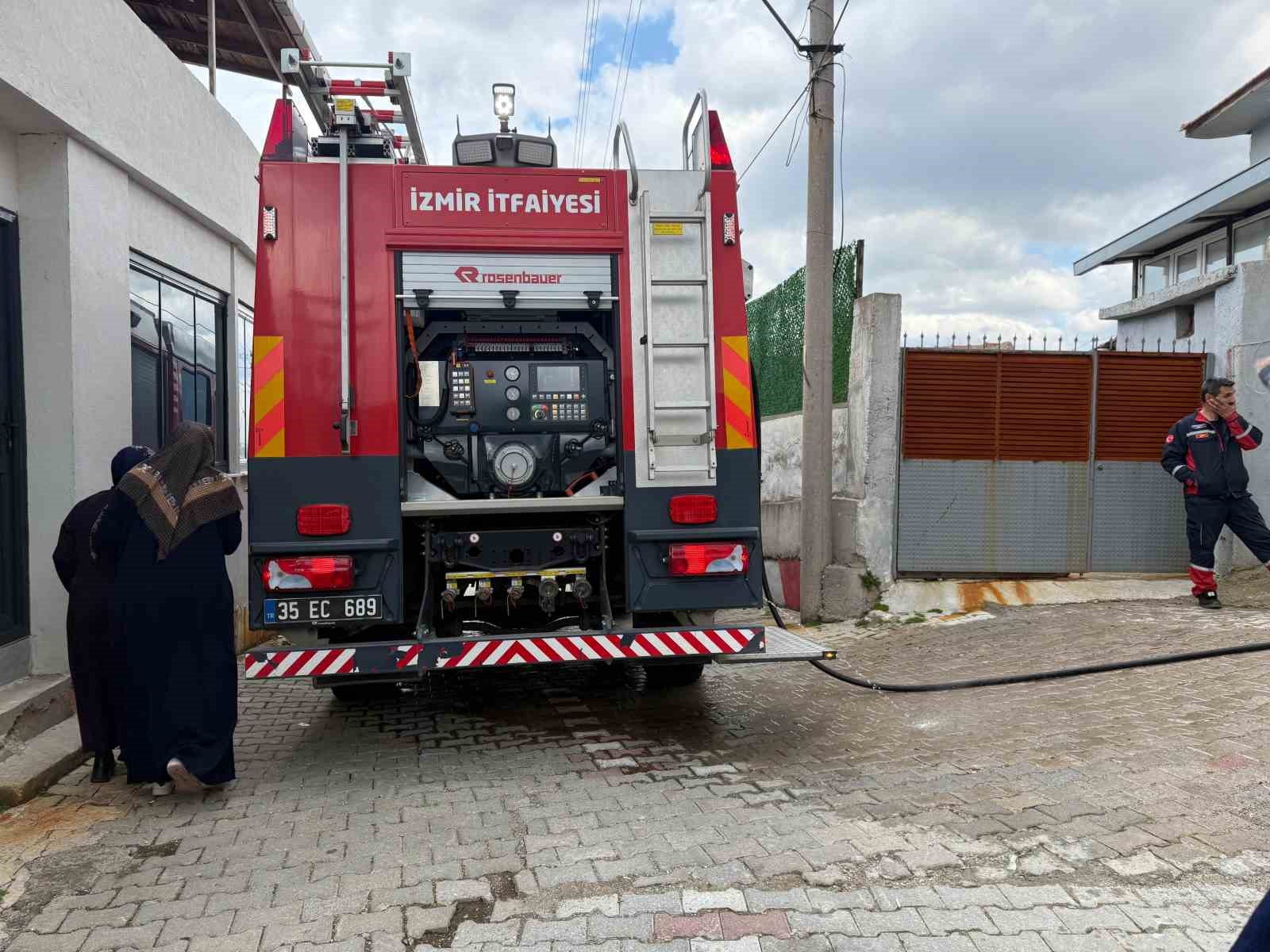 İzmir’de tek katlı evde çıkan yangın korkuttu
