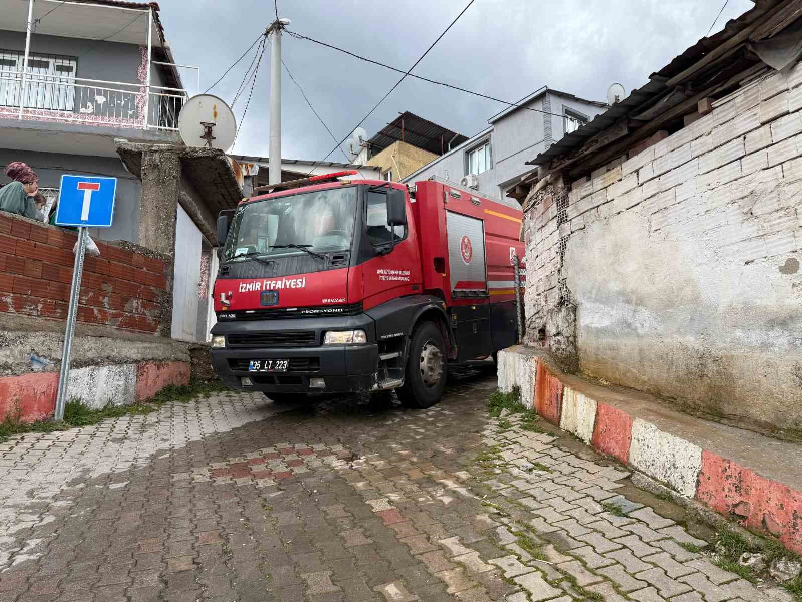 İzmir’de tek katlı evde çıkan yangın korkuttu
