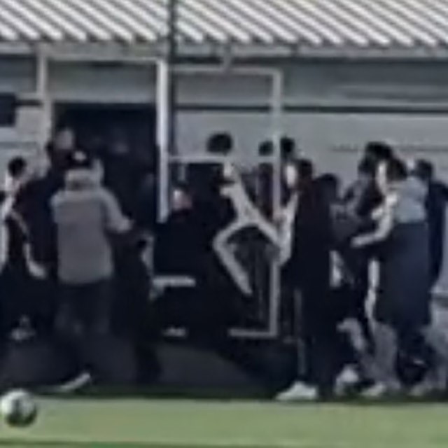 İzmir’de U18 maçında saha karıştı: Sandalyeler havada uçuştu
