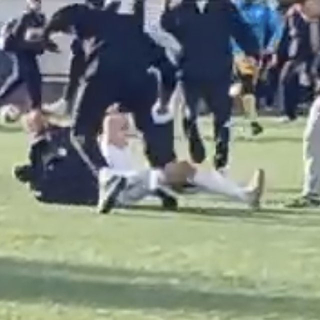 İzmir’de U18 maçında saha karıştı: Sandalyeler havada uçuştu
