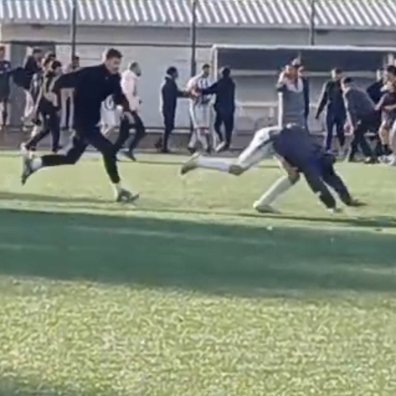İzmir’de U18 maçında saha karıştı: Sandalyeler havada uçuştu
