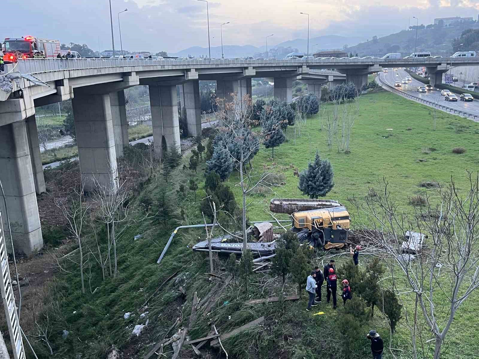 İzmir’de ‘Uçan Yol’da feci kaza: 1’i ağır 3 yaralı
