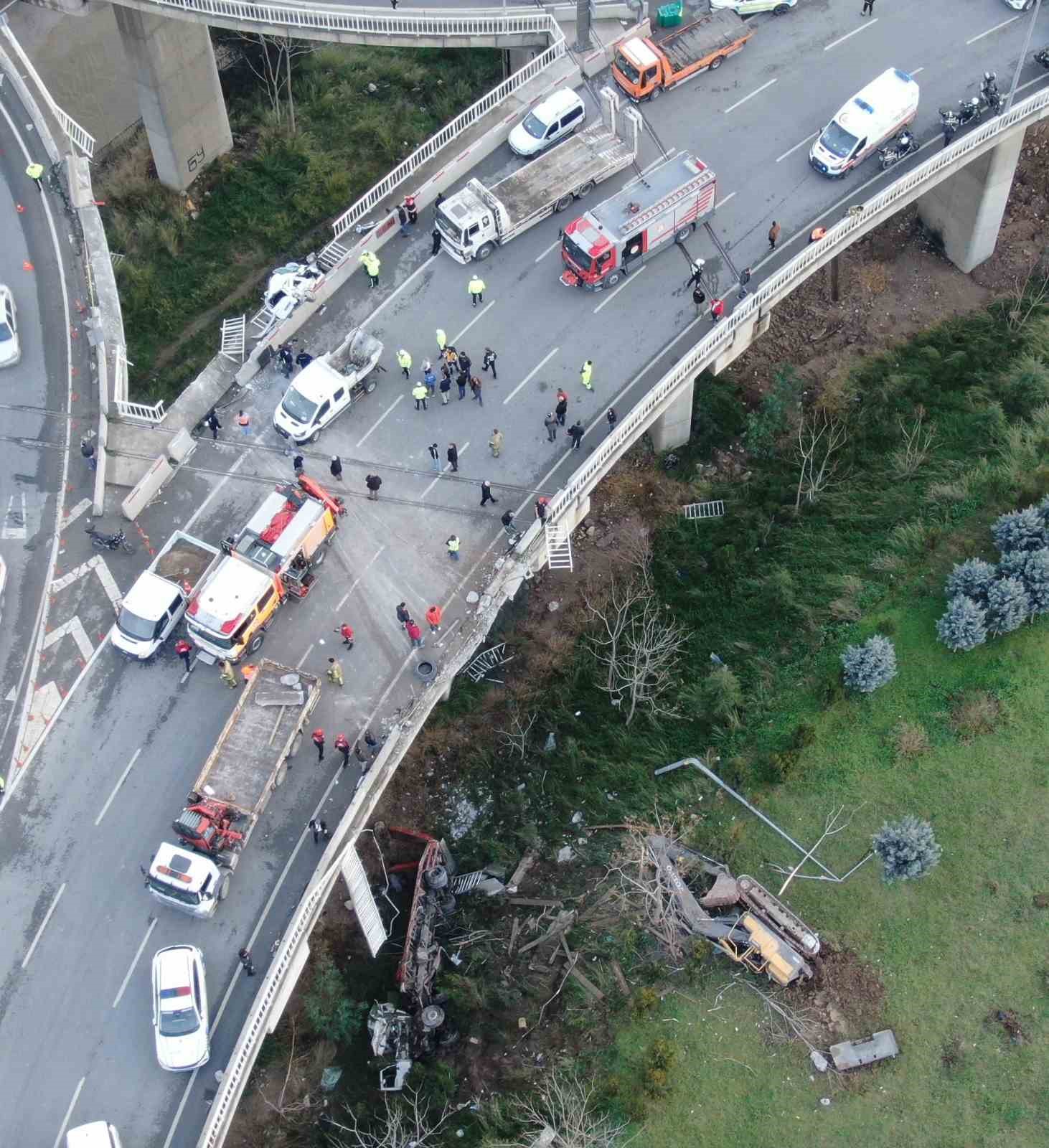 İzmir’de ‘Uçan Yol’da feci kaza: 1’i ağır 3 yaralı
