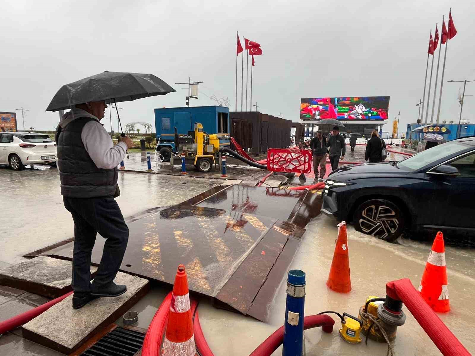 İzmir’de ’Venedik’i andıran manzaralar oluştu
