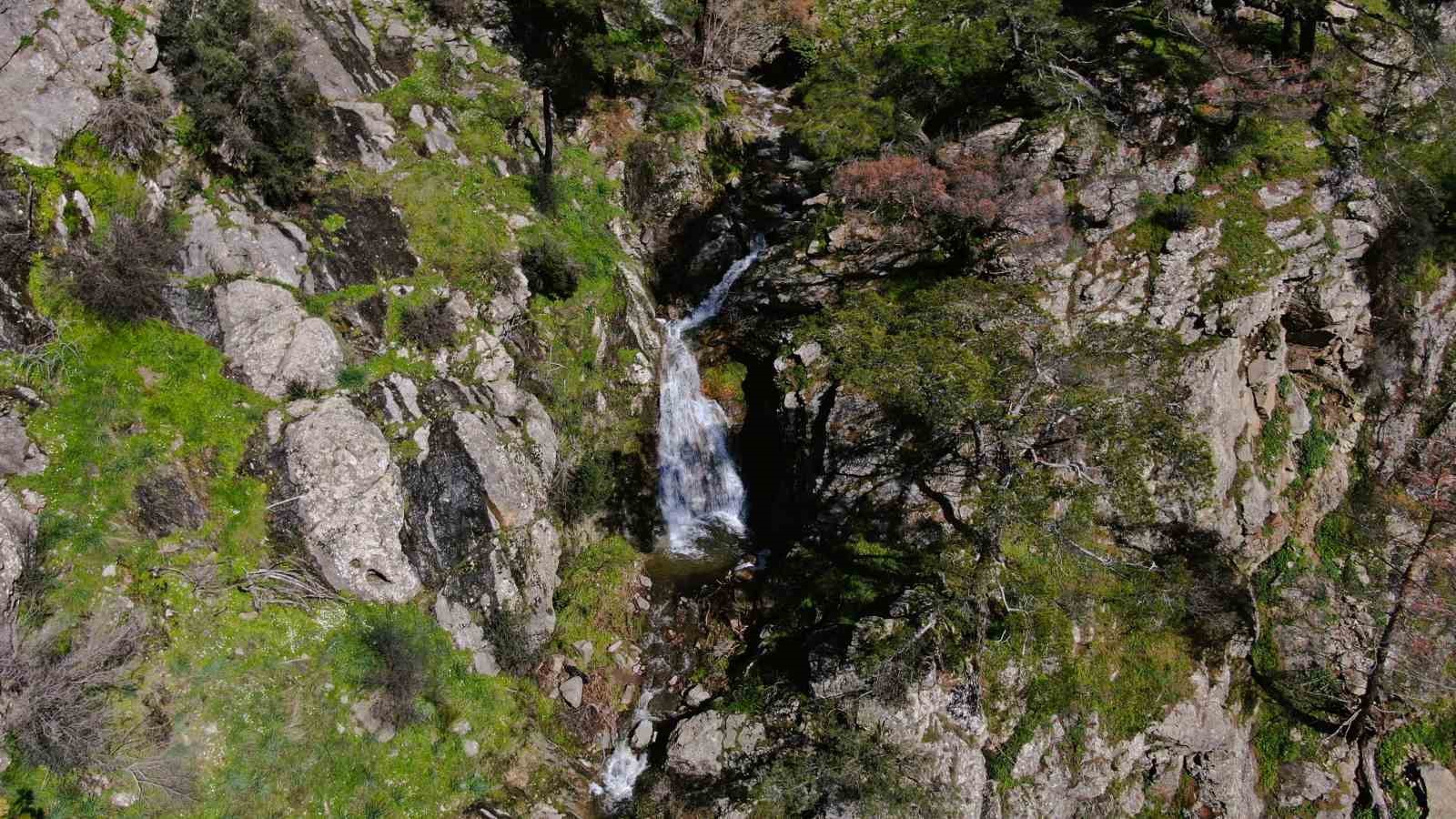 İzmir’de yağışların ardından Sancaklı Şelalesi coştu
