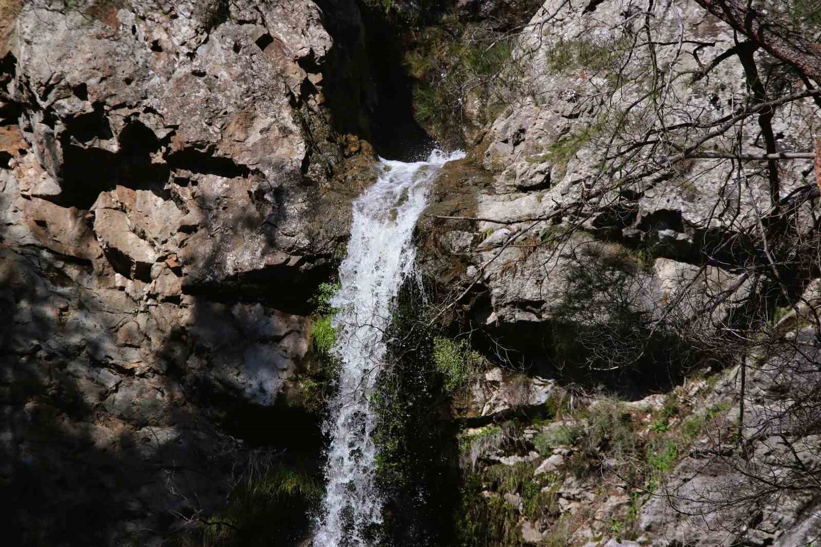 İzmir’de yağışların ardından Sancaklı Şelalesi coştu
