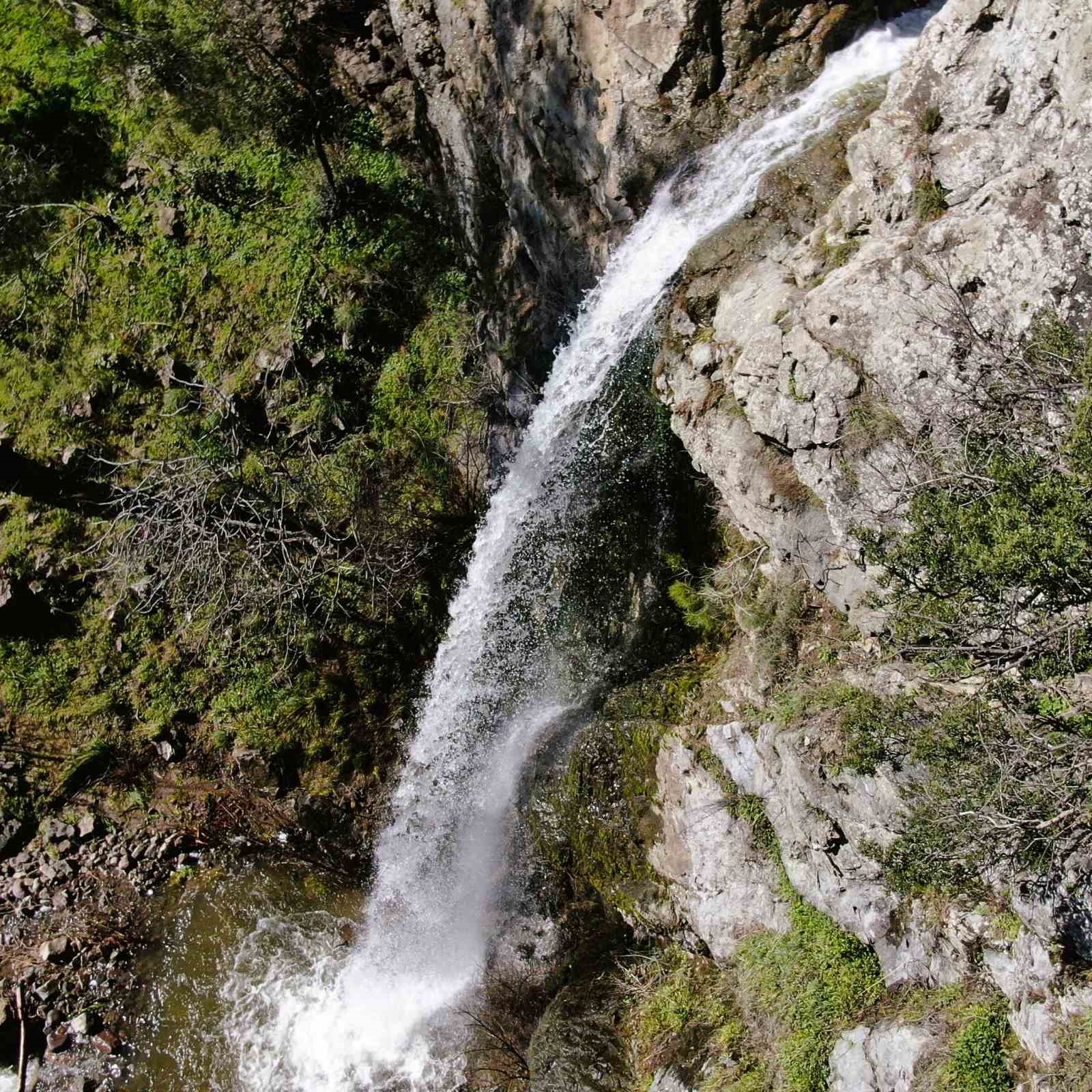 İzmir’de yağışların ardından Sancaklı Şelalesi coştu

