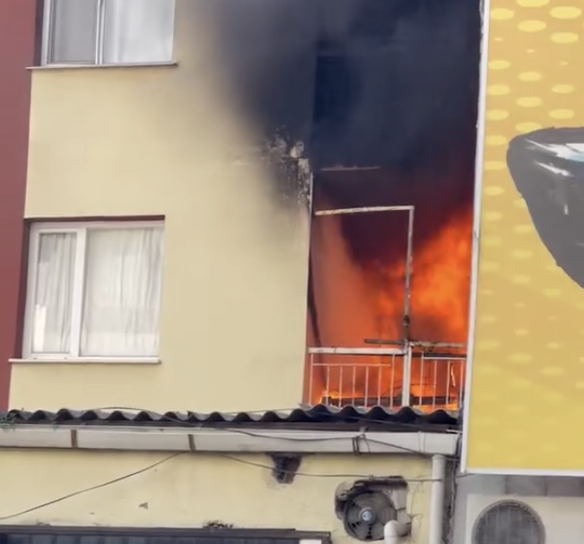 İzmir’de yangında ev alevlere teslim oldu
