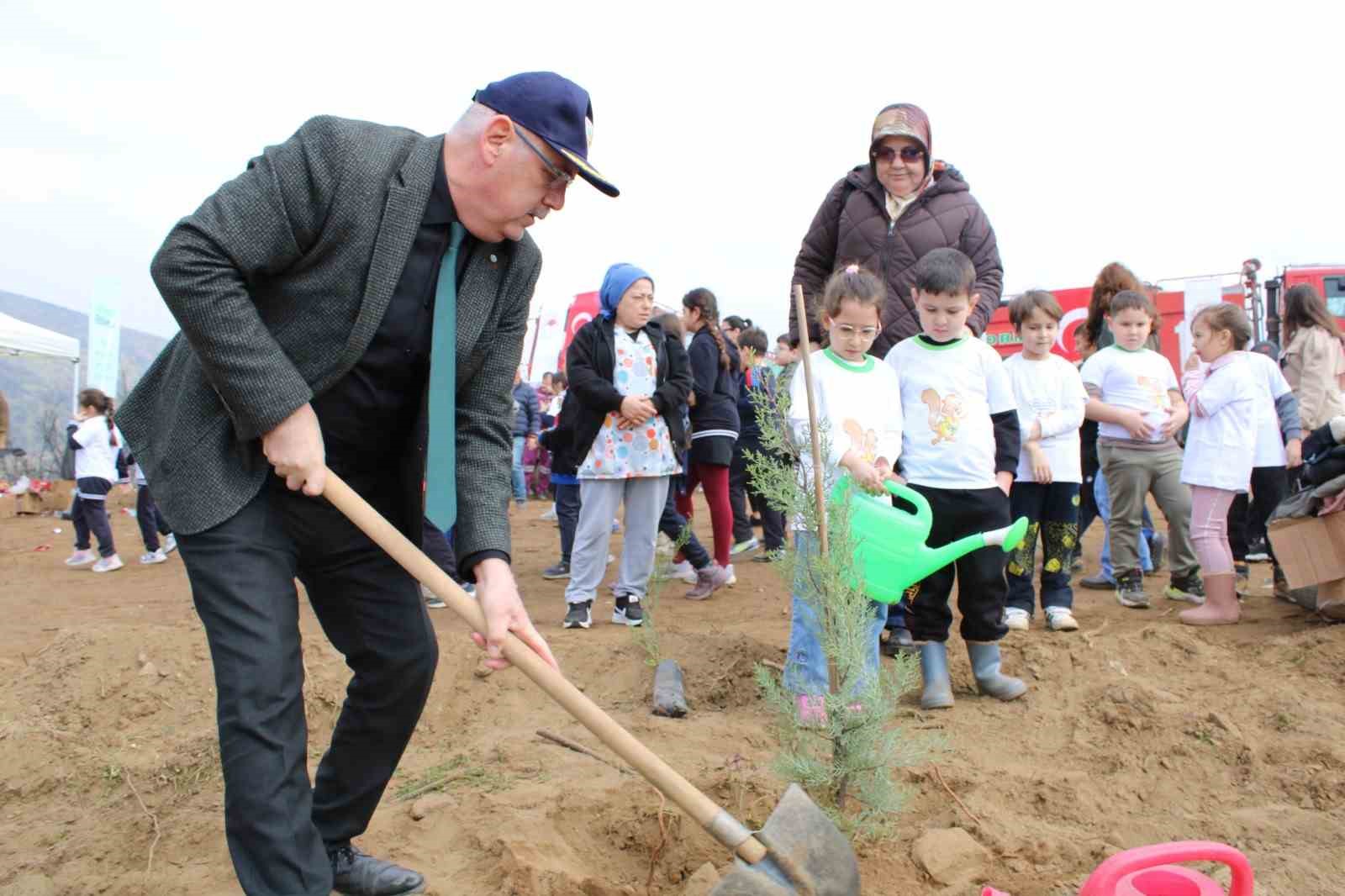 İzmir’de yangından etkilenen bölgelerde fidan dikimi yapıldı
