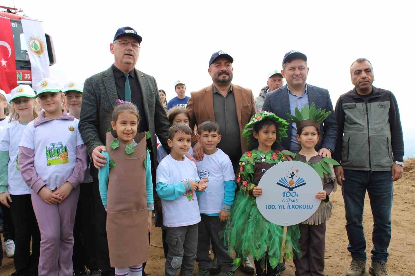 İzmir’de yangından etkilenen bölgelerde fidan dikimi yapıldı
