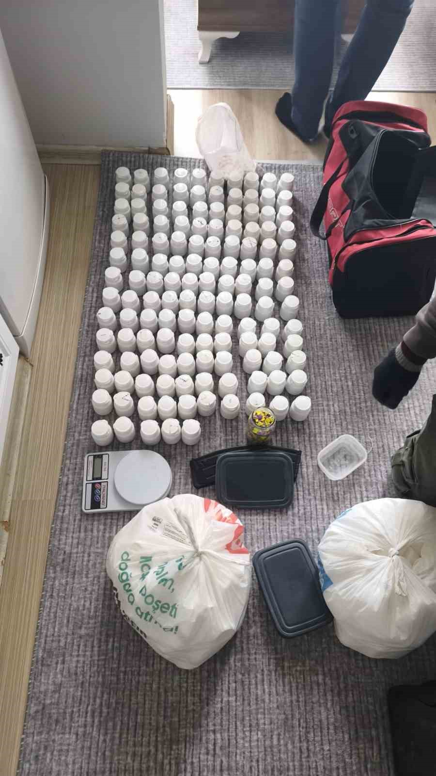 İzmir’de yarım milyona yakın uyuşturucu hap ele geçirildi
