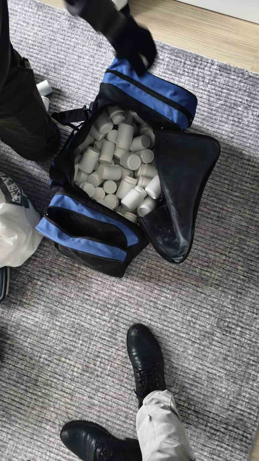 İzmir’de yarım milyona yakın uyuşturucu hap ele geçirildi
