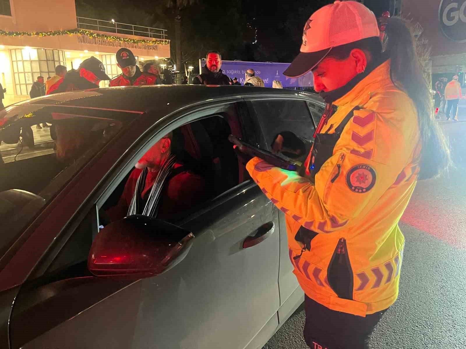 İzmir’de yeni yıl mesaisi: 13 bin personel sahada
