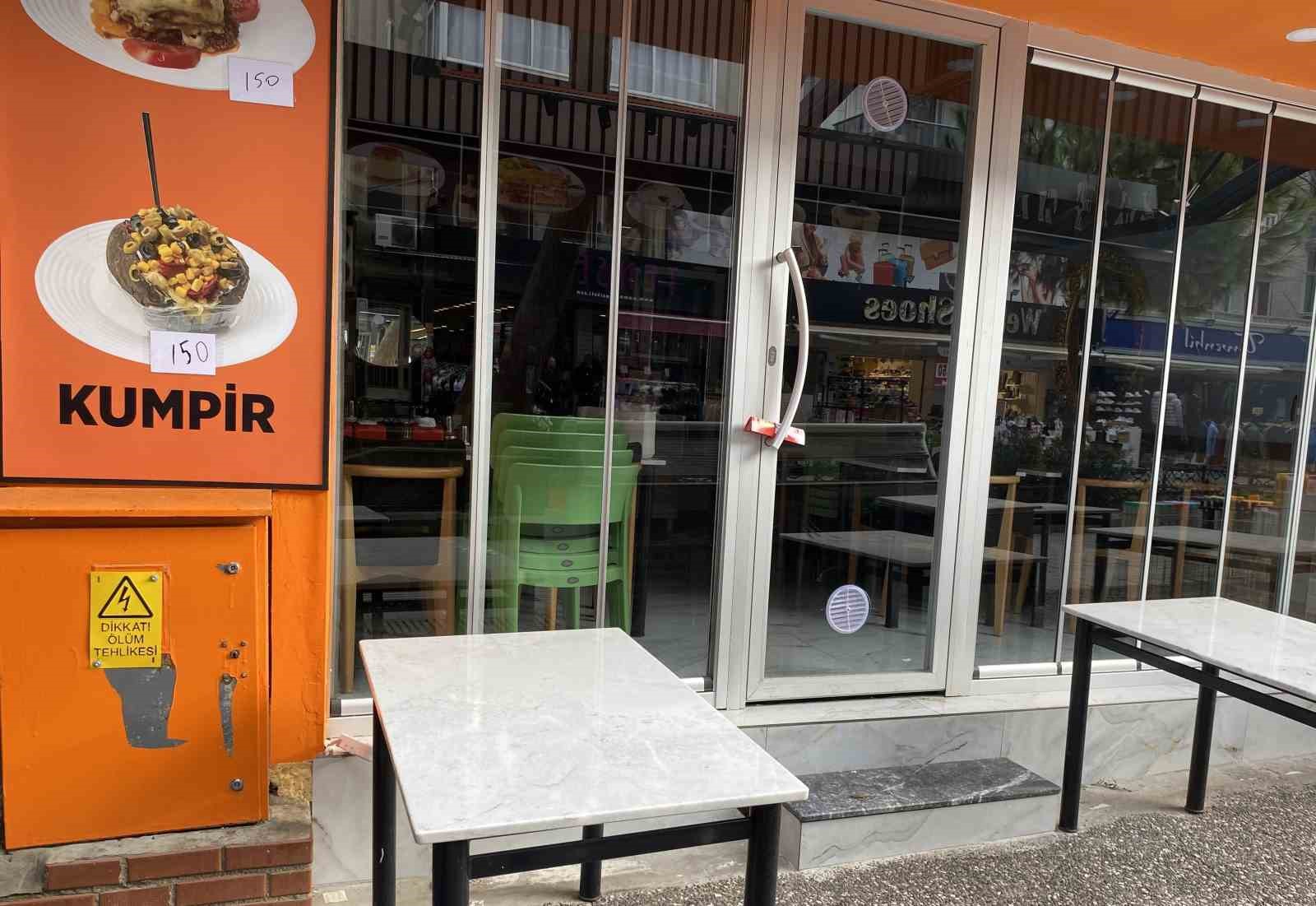 İzmir’deki kumpir zehirlenmesi davasında sanığın eşine de hapis istemi
