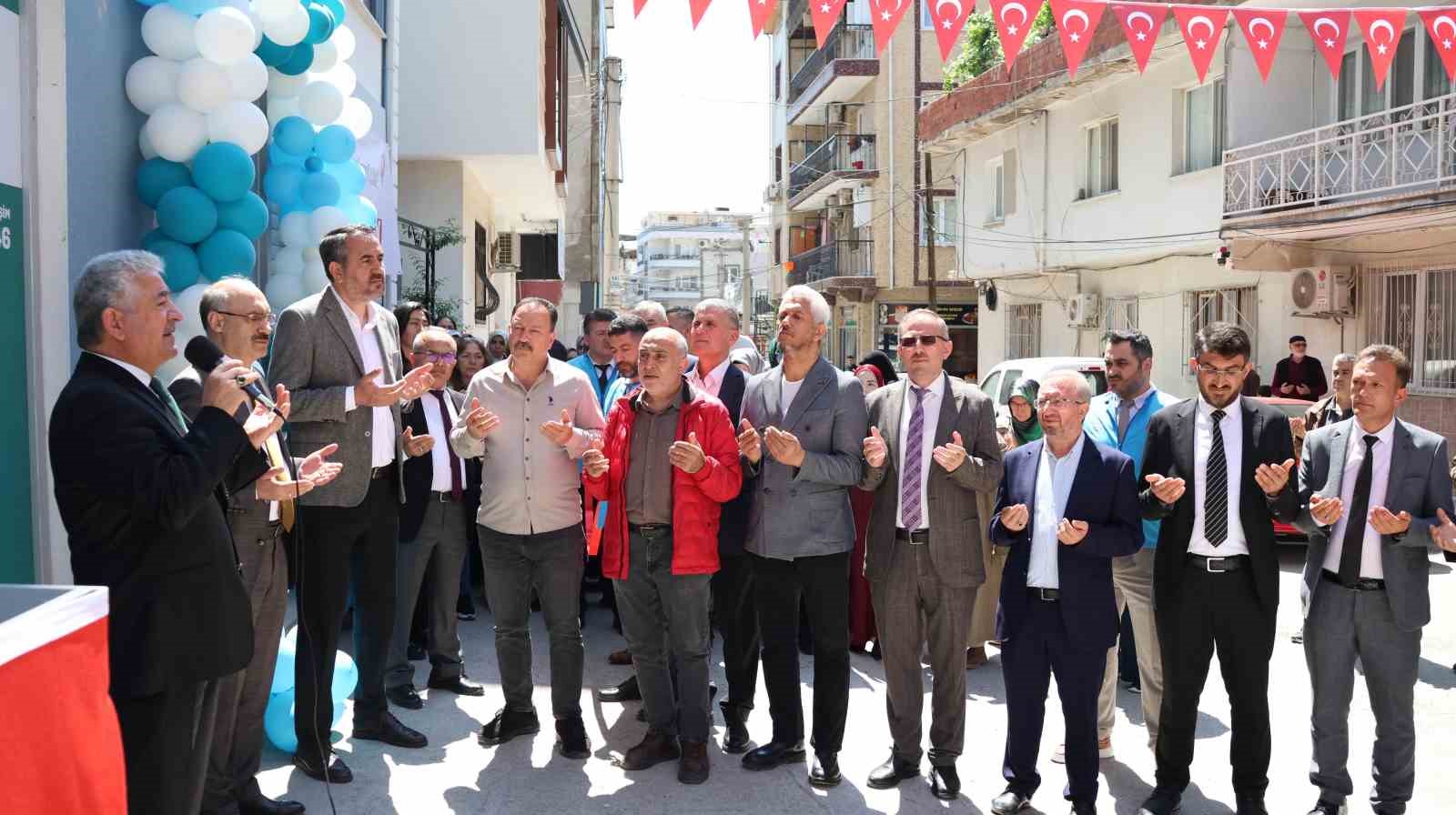 İzmir’in ilk ’İyilik Çarşısı’ Bayraklı’da kapılarını açtı
