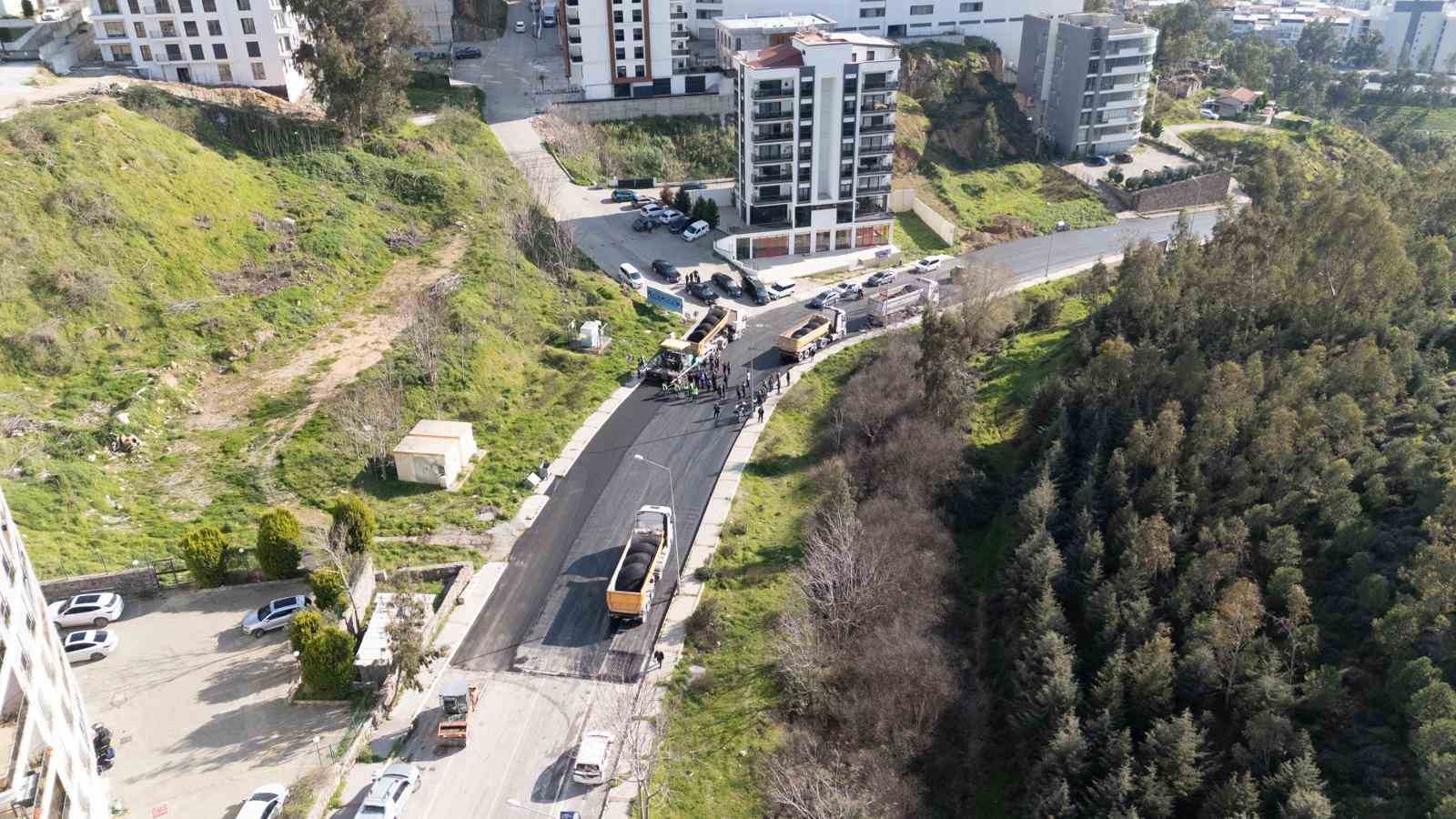 İzmir’in yollarında tam gaz asfalt seferberliği
İzmir’in yollarında tam gaz asfalt seferberliği