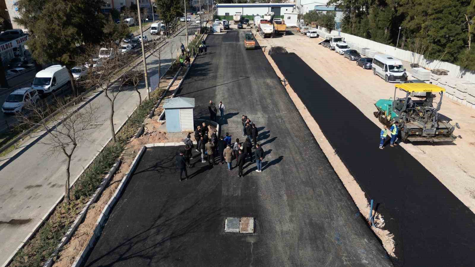 İzmir’in yollarında tam gaz asfalt seferberliği
İzmir’in yollarında tam gaz asfalt seferberliği