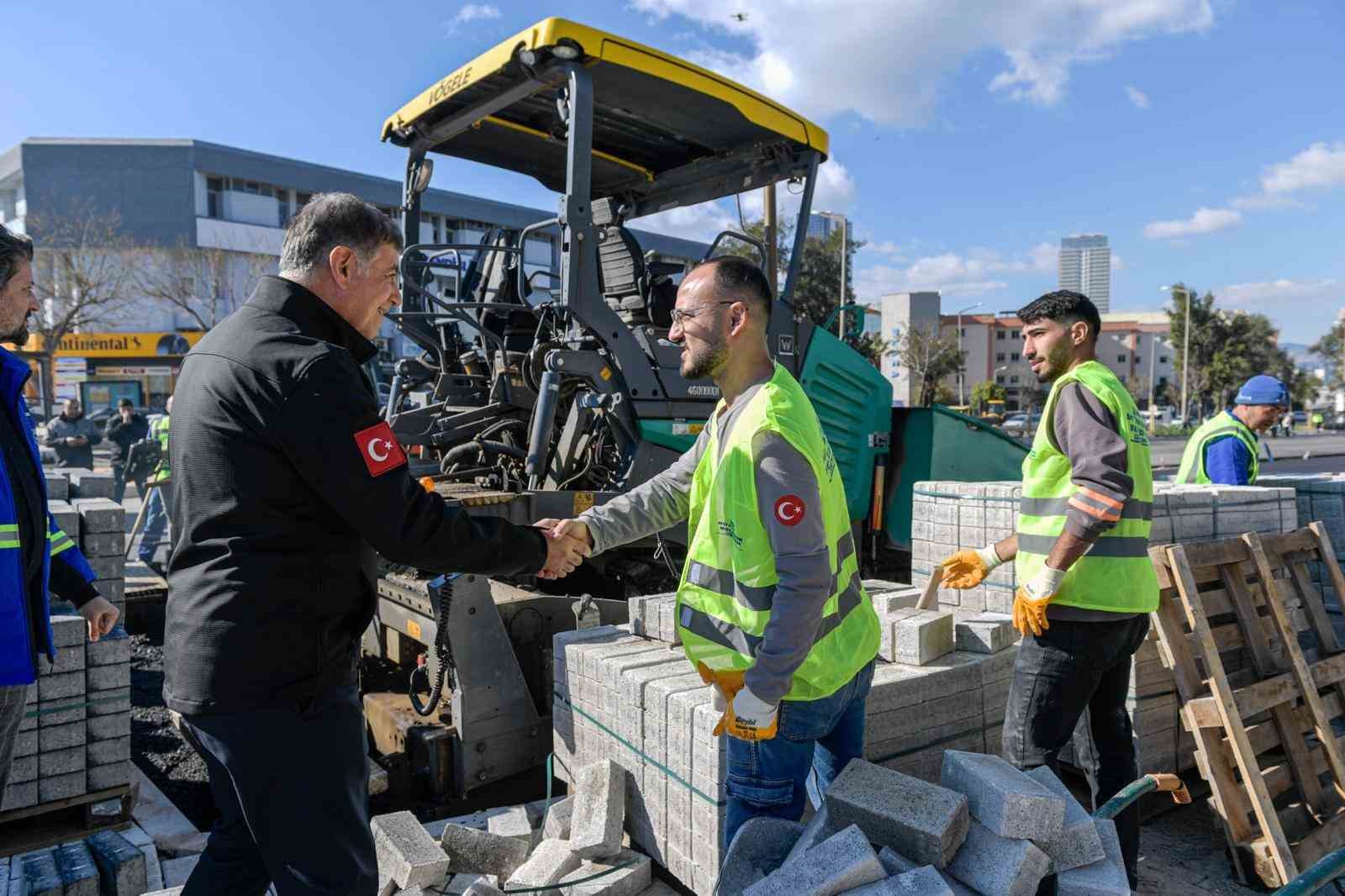 İzmir’in yollarında tam gaz asfalt seferberliği
İzmir’in yollarında tam gaz asfalt seferberliği