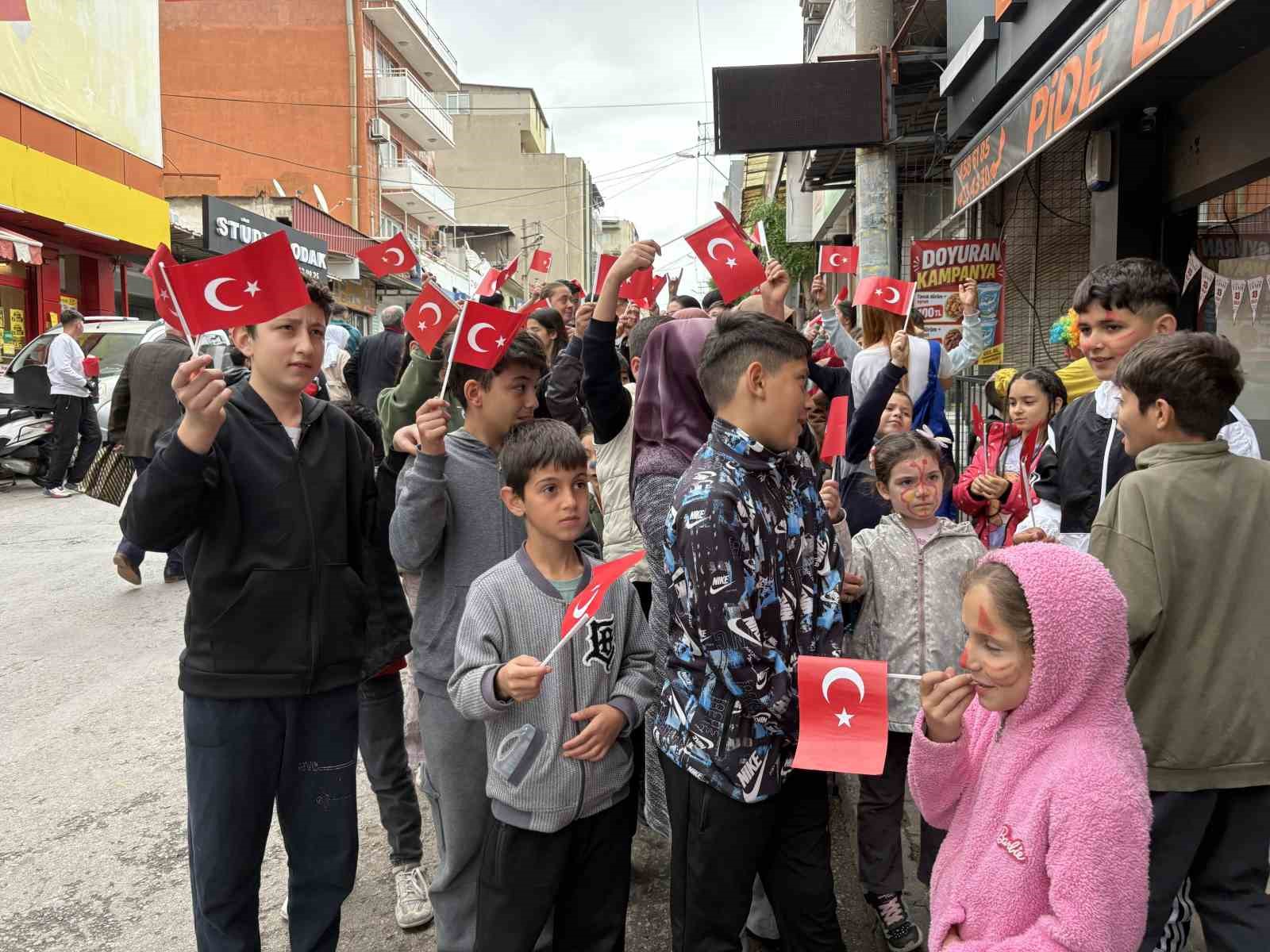 İzmirli işletmeciden 23 Nisan’da binlerce çocuğa pide ve bayrak

