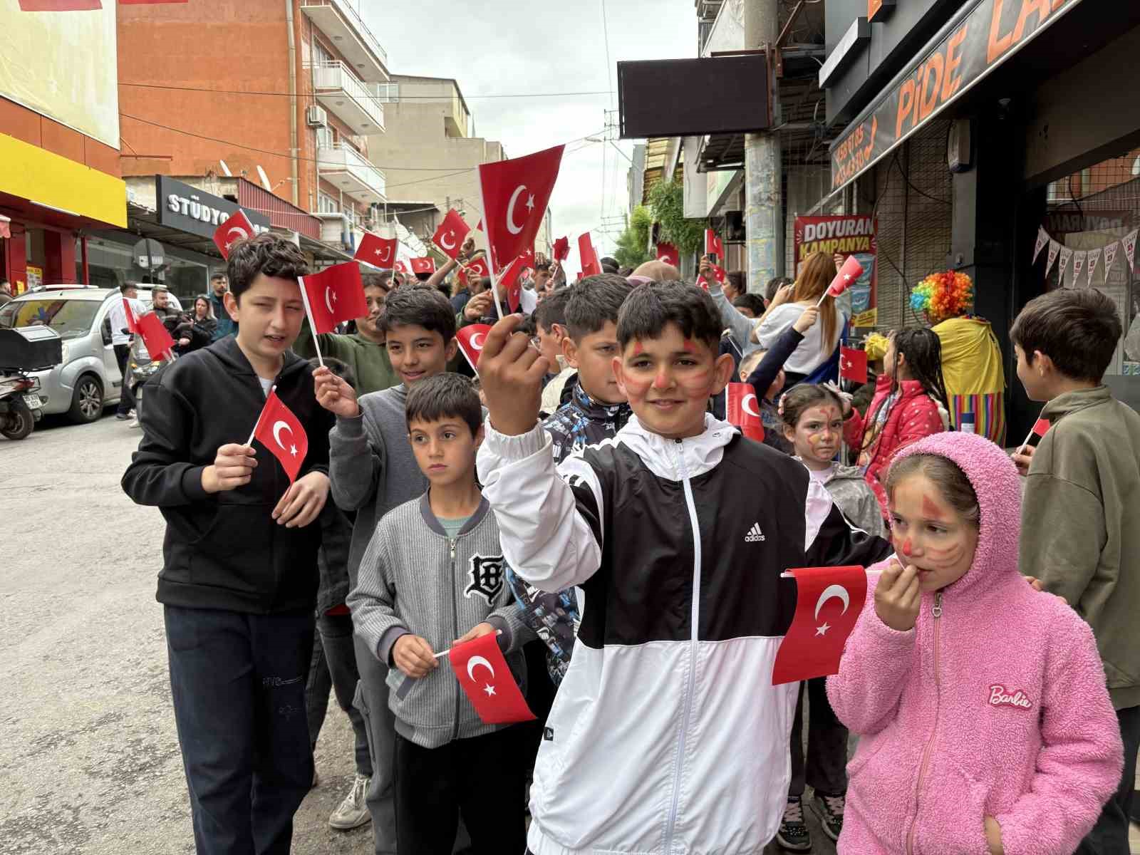 İzmirli işletmeciden 23 Nisan’da binlerce çocuğa pide ve bayrak
