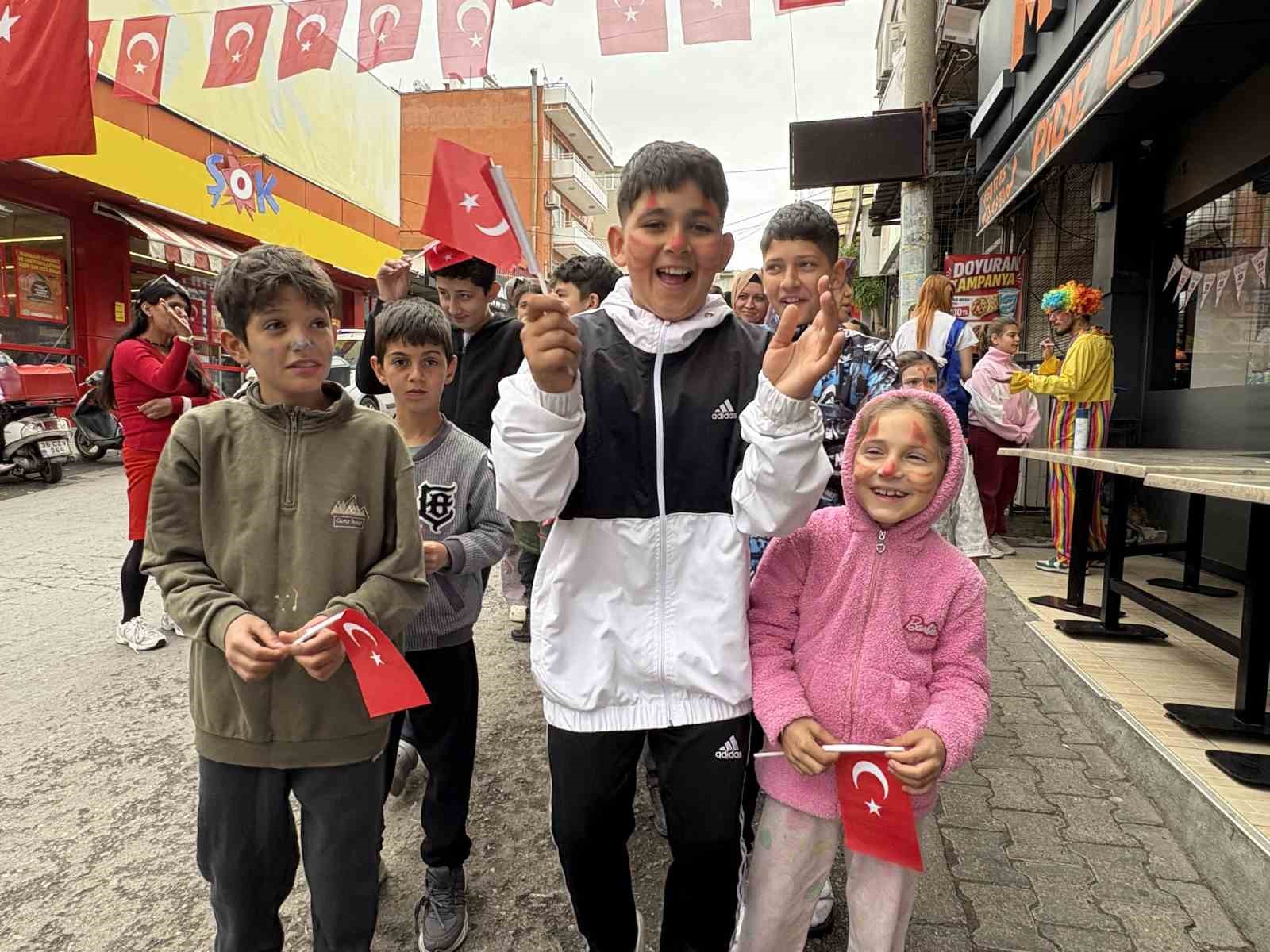 İzmirli işletmeciden 23 Nisan’da binlerce çocuğa pide ve bayrak
