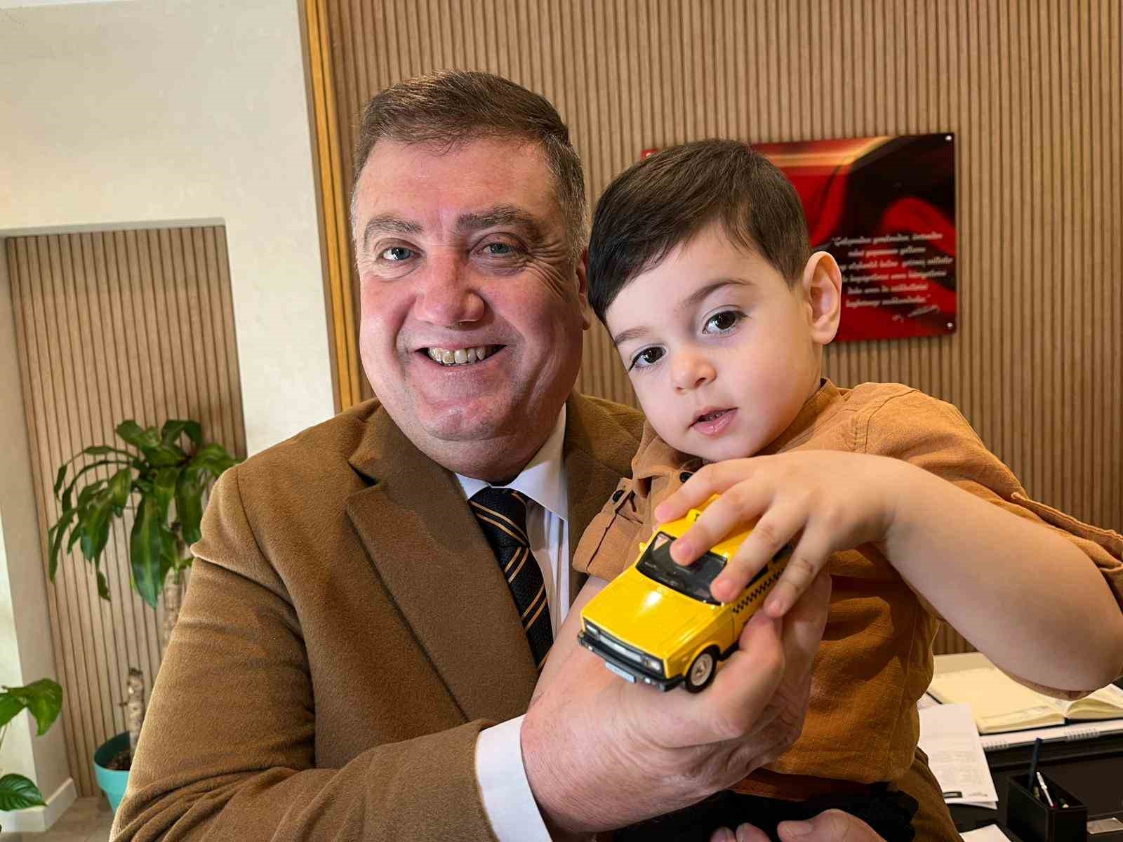 İzmirli taksicilerden DMD hastası Deniz Eymen için yardım seferberliği
İzmirli taksicilerden DMD hastası Deniz Eymen için yardım seferberliği