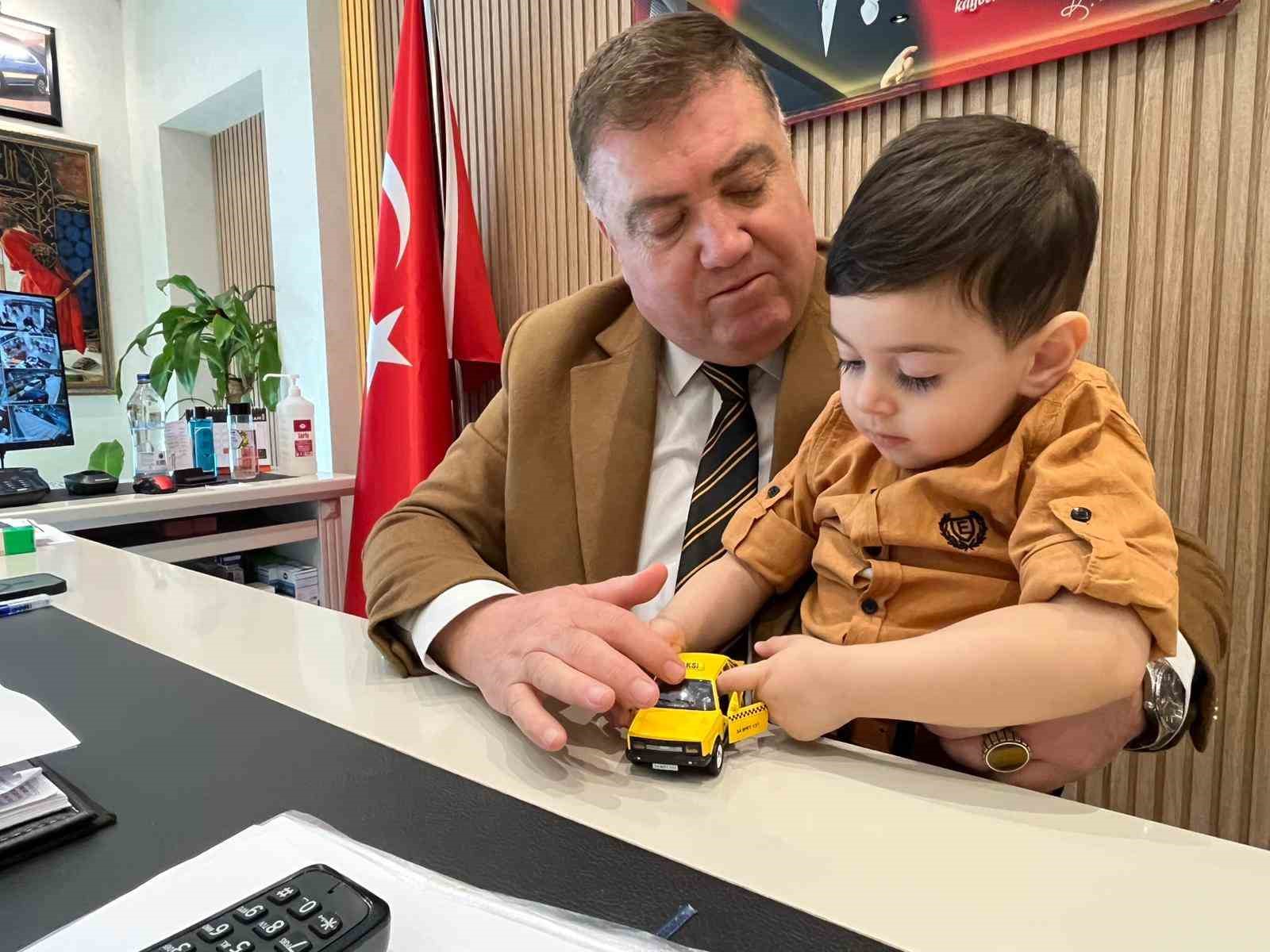 İzmirli taksicilerden DMD hastası Deniz Eymen için yardım seferberliği
İzmirli taksicilerden DMD hastası Deniz Eymen için yardım seferberliği