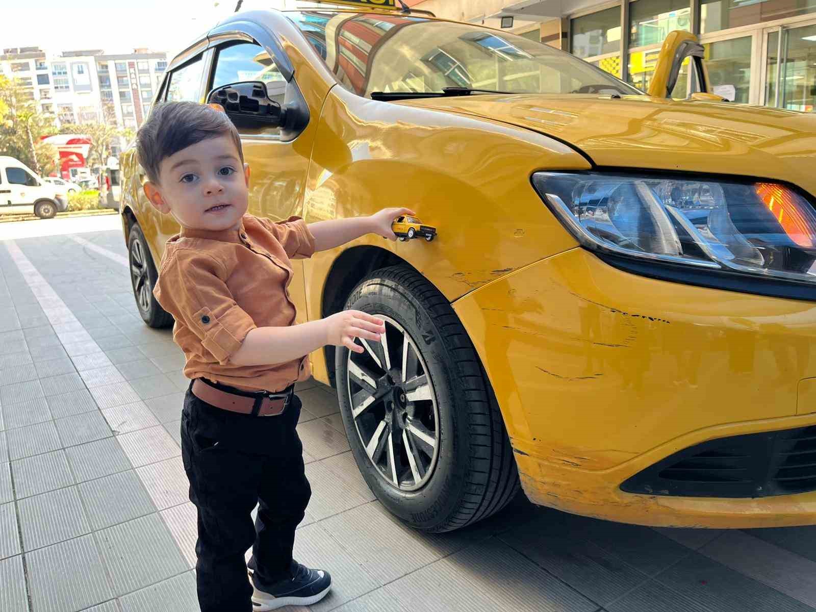 İzmirli taksicilerden DMD hastası Deniz Eymen için yardım seferberliği
İzmirli taksicilerden DMD hastası Deniz Eymen için yardım seferberliği