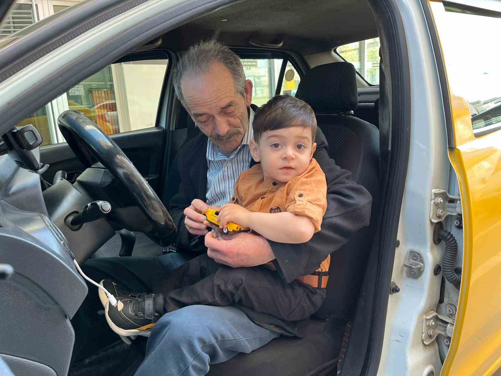 İzmirli taksicilerden DMD hastası Deniz Eymen için yardım seferberliği
İzmirli taksicilerden DMD hastası Deniz Eymen için yardım seferberliği