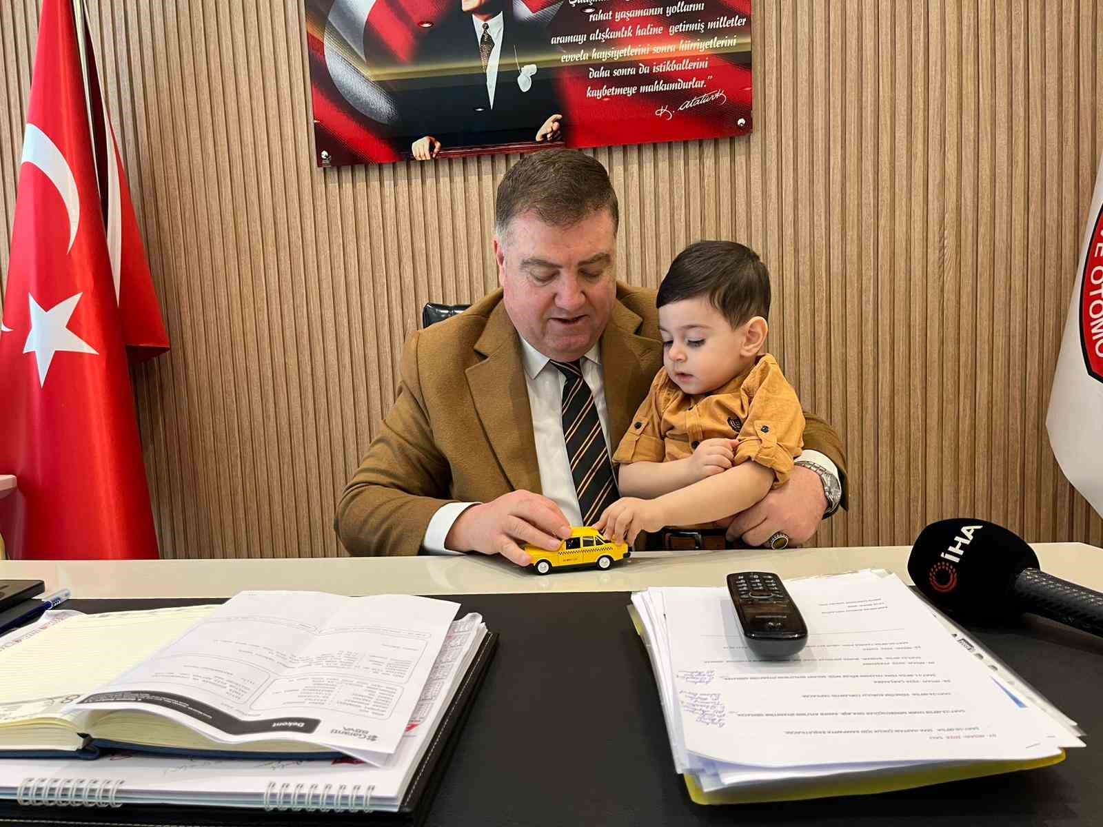 İzmirli taksicilerden DMD hastası Deniz Eymen için yardım seferberliği
İzmirli taksicilerden DMD hastası Deniz Eymen için yardım seferberliği