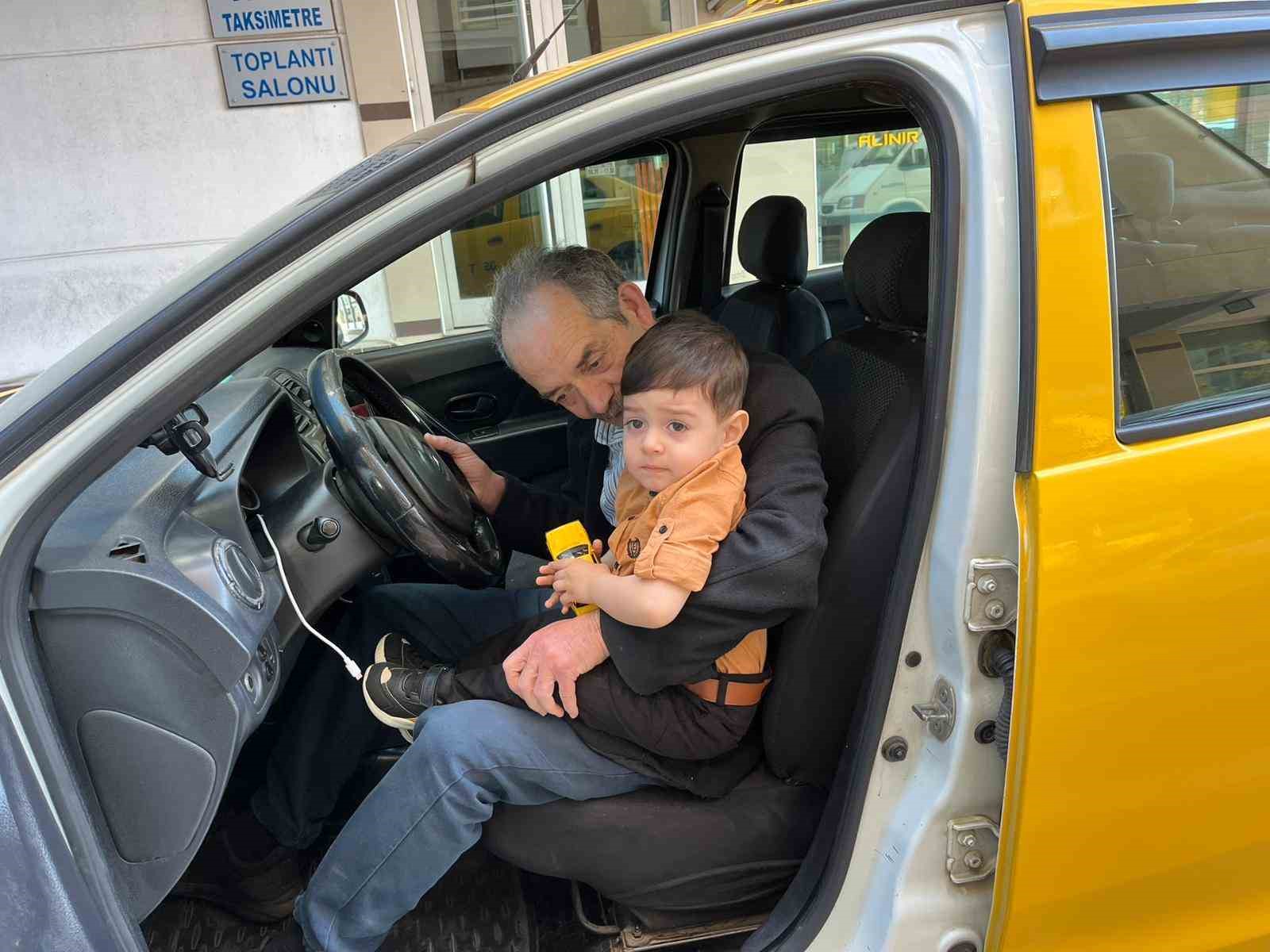 İzmirli taksicilerden DMD hastası Deniz Eymen için yardım seferberliği
İzmirli taksicilerden DMD hastası Deniz Eymen için yardım seferberliği