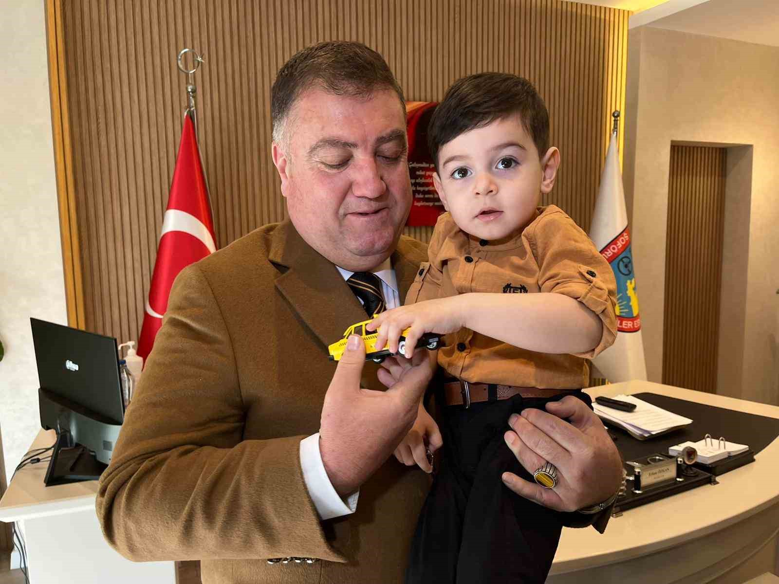 İzmirli taksicilerden DMD hastası Deniz Eymen için yardım seferberliği
İzmirli taksicilerden DMD hastası Deniz Eymen için yardım seferberliği