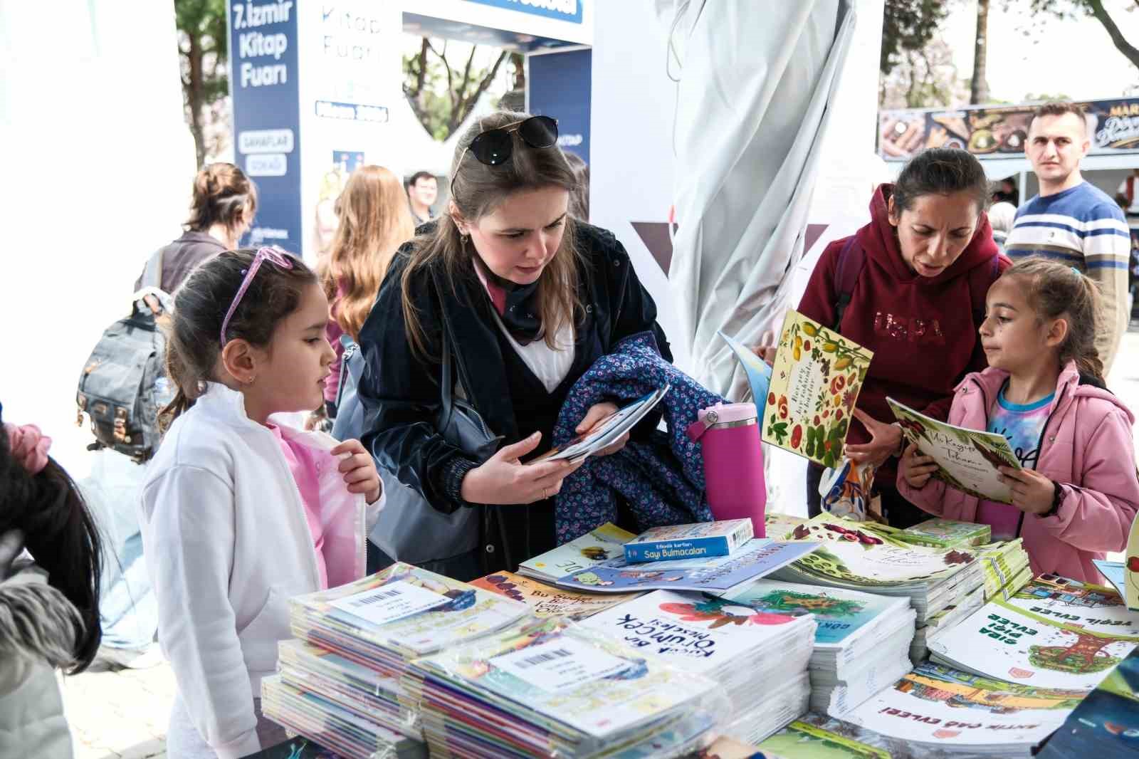 İzmirliler İZKİTAP’a akın etti
