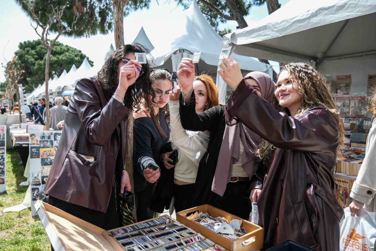 İzmirliler İZKİTAP’a akın etti
