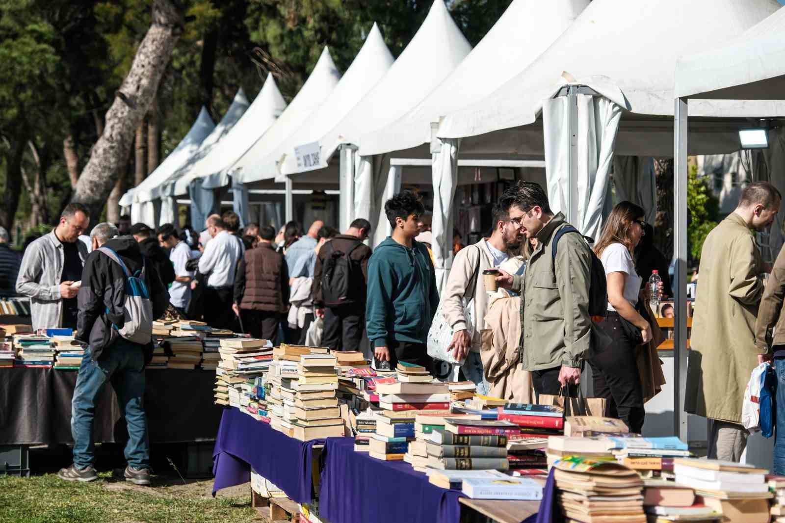 İzmirliler İZKİTAP’a akın etti
