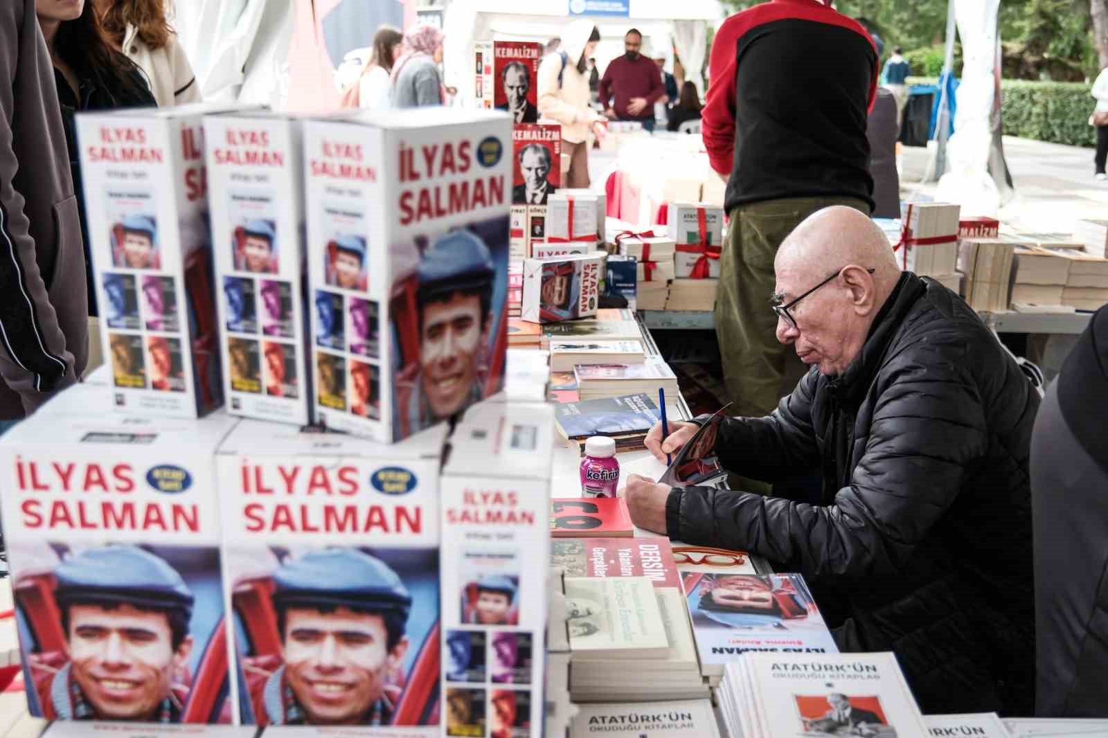 İzmirliler İZKİTAP’a akın etti
